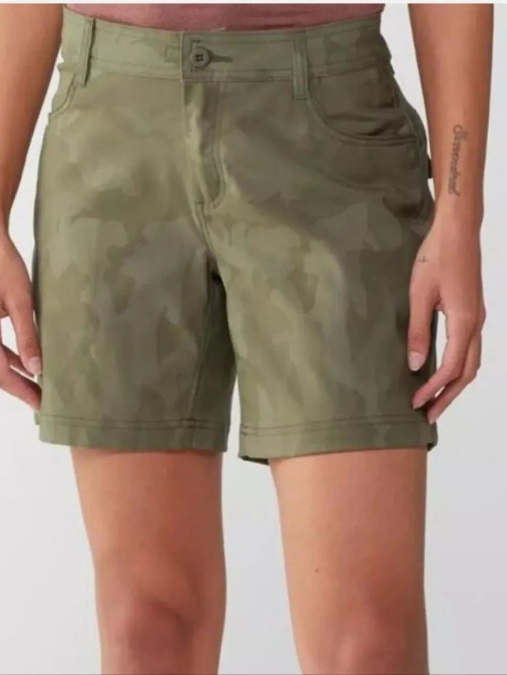 Prana Halle II Olive Green Camo Print Standard Fit Shortss Sz 4